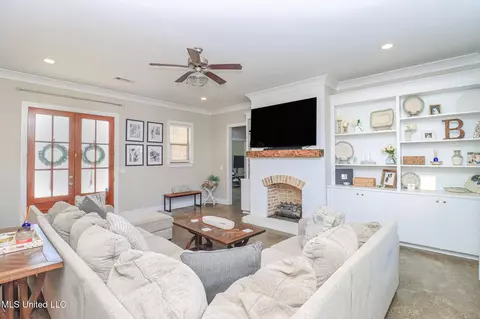Living - 405 Elen Ct, Brandon, MS 39042 photo 2 of 5