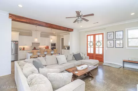 Living - 405 Elen Ct, Brandon, MS 39042 photo 1 of 5