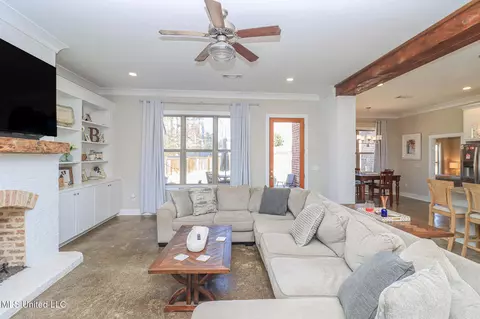 Living - 405 Elen Ct, Brandon, MS 39042 photo 3 of 5