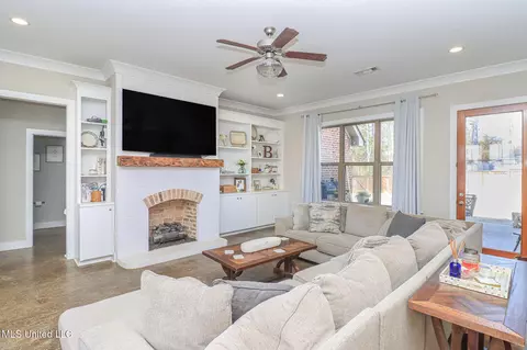 Living - 405 Elen Ct, Brandon, MS 39042 photo 5 of 5