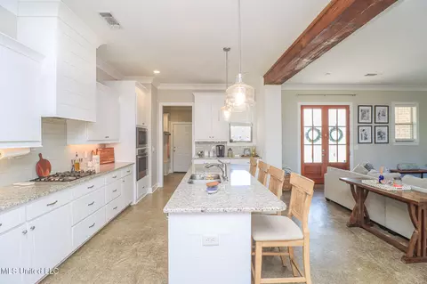 Kitchen - 405 Elen Ct, Brandon, MS 39042 photo 3 of 4
