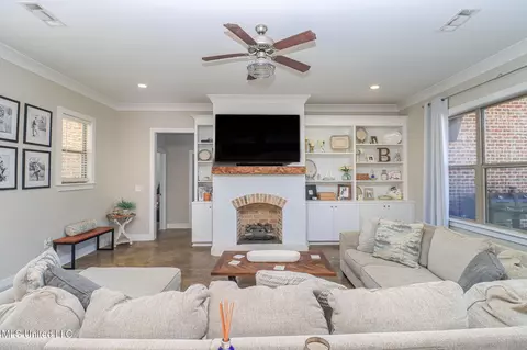 Living - 405 Elen Ct, Brandon, MS 39042 photo 4 of 5