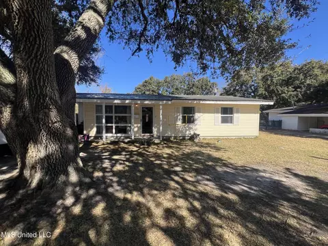 2221 Kingsberry Ave, Pascagoula, MS 39567