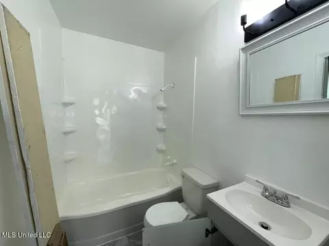 Bath - 243 Mitchell Ave, Jackson, MS 39216 photo 1 of 2