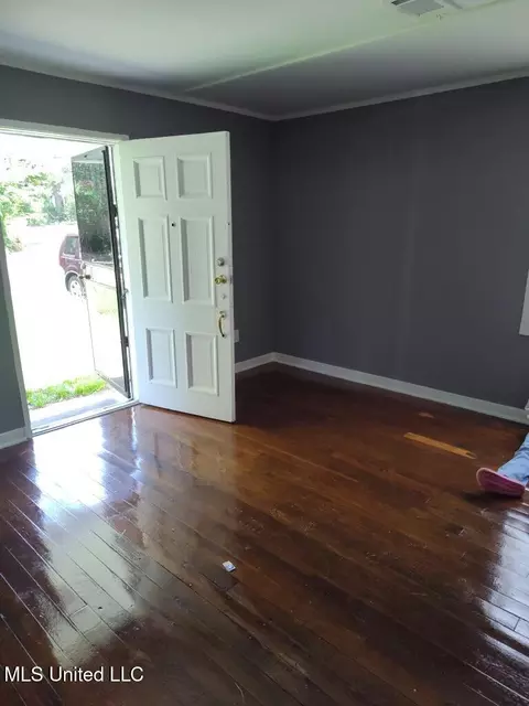 Living - 243 Mitchell Ave, Jackson, MS 39216 photo 2 of 2