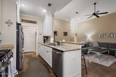 Entry Way - 304 Ridge Pointe Dr, Brandon, MS 39042 photo 4 of 4