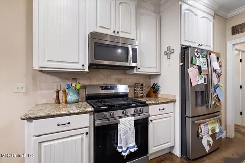 Kitchen - 304 Ridge Pointe Dr, Brandon, MS 39042 photo 2 of 2