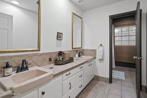 Bath - 2467 E Northside Dr, Jackson, MS 39211 photo 2 of 2