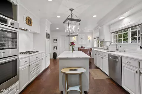 Kitchen - 2467 E Northside Dr, Jackson, MS 39211 photo 1 of 4