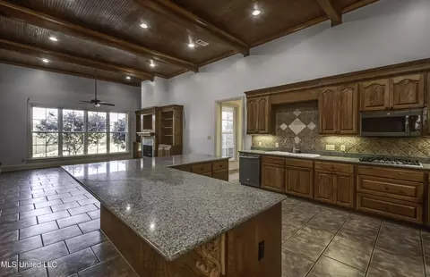 Kitchen - 702 Tanglewood Dr, Madison, MS 39110 photo 3 of 6