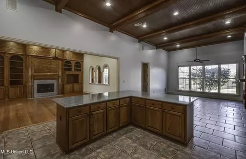 Living - 702 Tanglewood Dr, Madison, MS 39110 photo 9 of 14