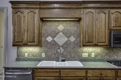 Kitchen - 702 Tanglewood Dr, Madison, MS 39110 photo 5 of 6