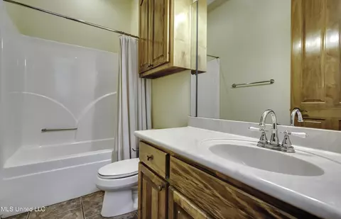 Bath - 702 Tanglewood Dr, Madison, MS 39110 photo 2 of 11