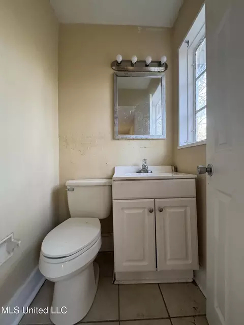 Bath - 2862 Oak Forest Dr, Jackson, MS 39212 photo 2 of 2