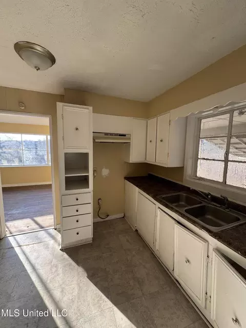 Kitchen - 2862 Oak Forest Dr, Jackson, MS 39212 photo 2 of 2