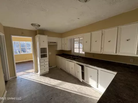 Kitchen - 2862 Oak Forest Dr, Jackson, MS 39212 photo 1 of 2