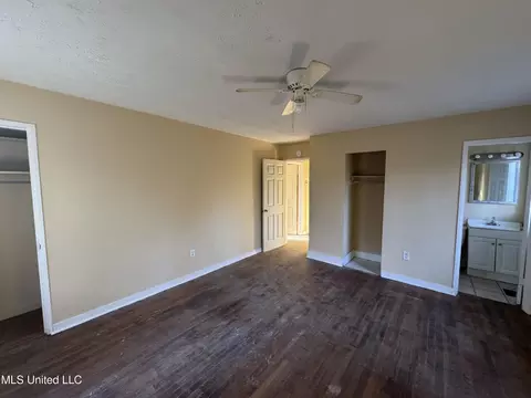 Bedroom - 2862 Oak Forest Dr, Jackson, MS 39212 photo 4 of 5
