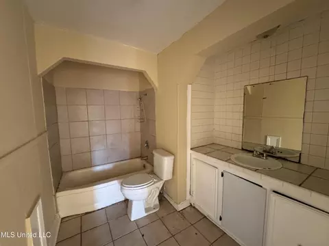 Bath - 2862 Oak Forest Dr, Jackson, MS 39212 photo 1 of 2