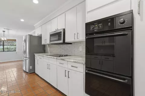 Kitchen - 201 Greenfield Pl, Brandon, MS 39047 photo 3 of 5