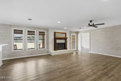 Living - 201 Greenfield Pl, Brandon, MS 39047 photo 5 of 6