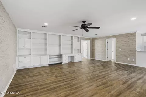 Living - 201 Greenfield Pl, Brandon, MS 39047 photo 2 of 6