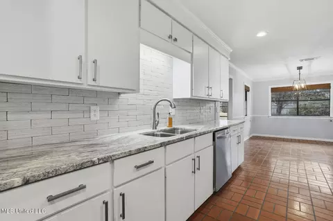 Kitchen - 201 Greenfield Pl, Brandon, MS 39047 photo 4 of 5