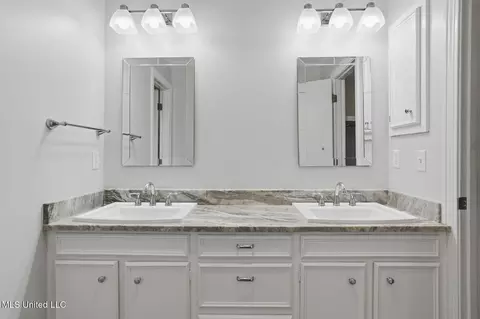 Bath - 201 Greenfield Pl, Brandon, MS 39047 photo 1 of 5