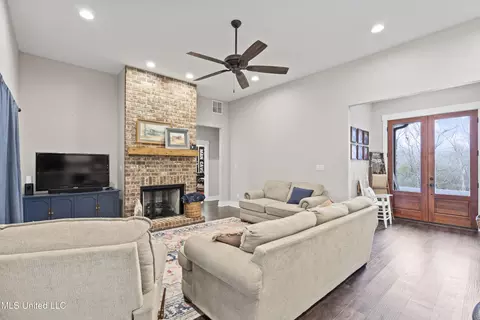 Living - 1134 Sandy Betts Rd, Nesbit, MS 38651 photo 2 of 2