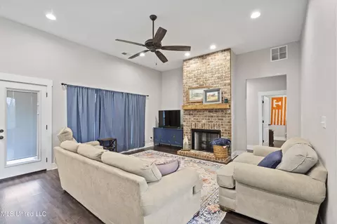 Living - 1134 Sandy Betts Rd, Nesbit, MS 38651 photo 1 of 2