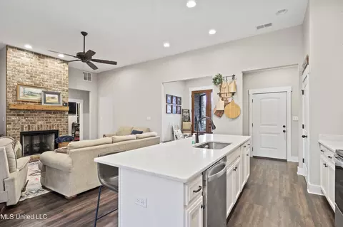 Entry Way - 1134 Sandy Betts Rd, Nesbit, MS 38651 photo 2 of 2