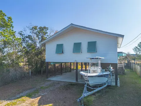 814 Camellia Dr, Bay Saint Louis, MS 39520