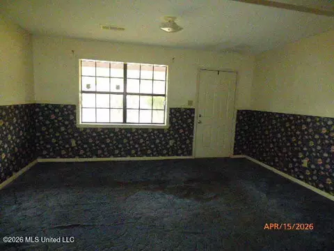 Living - 95 W Wilderness Rd, Natchez, MS 39120 photo 1 of 2