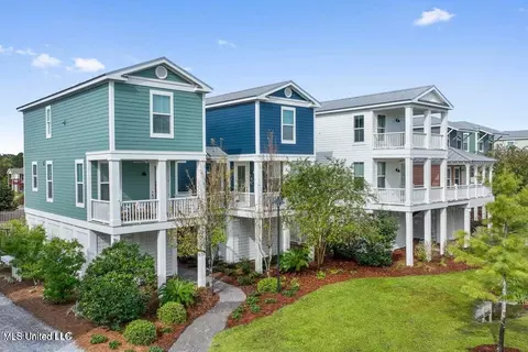 215 E 2nd St #6, Pass Christian, MS 39571