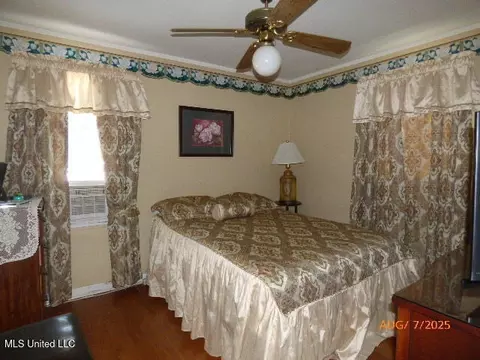 Bedroom - 802 Morgan Ave, Natchez, MS 39120 photo 2 of 3
