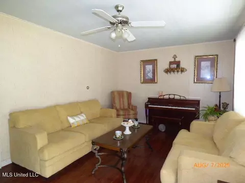 Living - 802 Morgan Ave, Natchez, MS 39120 photo 3 of 3