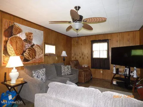 Living - 802 Morgan Ave, Natchez, MS 39120 photo 1 of 3
