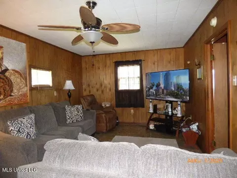 Living - 802 Morgan Ave, Natchez, MS 39120 photo 2 of 3