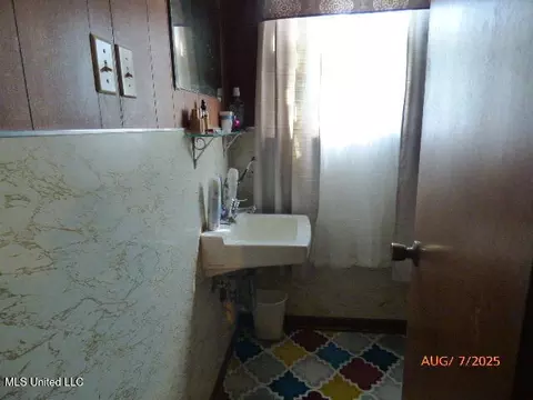 Bath - 802 Morgan Ave, Natchez, MS 39120 photo 1 of 2