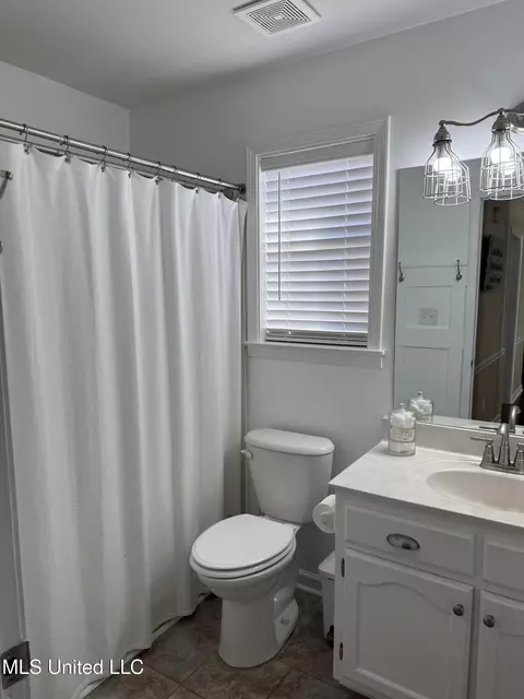 Bath - 136 N Parkway St, Hernando, MS 38632 photo 4 of 4