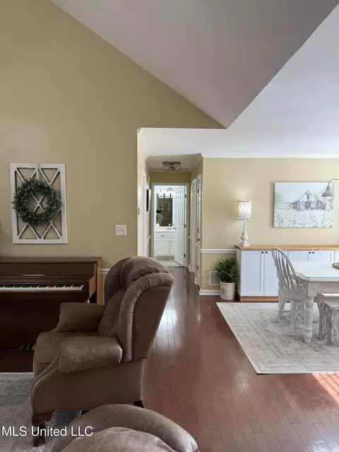 Entry Way - 136 N Parkway St, Hernando, MS 38632 photo 1 of 3