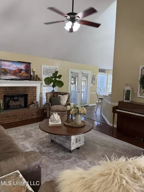 Living - 136 N Parkway St, Hernando, MS 38632 photo 1 of 6