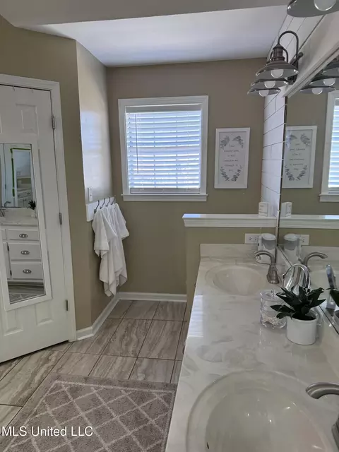 Bath - 136 N Parkway St, Hernando, MS 38632 photo 3 of 4