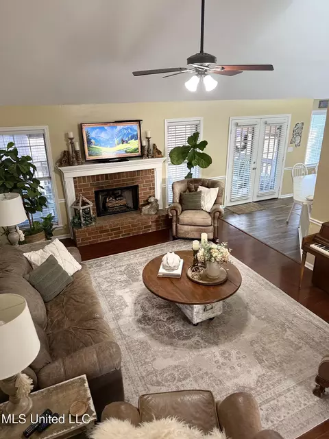 Living - 136 N Parkway St, Hernando, MS 38632 photo 5 of 6