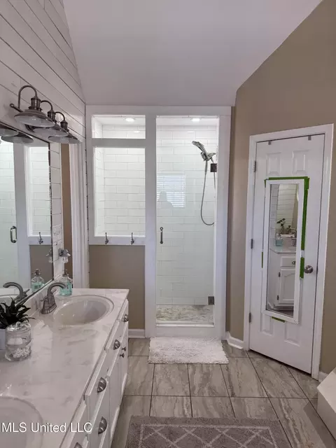 Bath - 136 N Parkway St, Hernando, MS 38632 photo 2 of 4