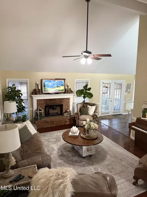 Living - 136 N Parkway St, Hernando, MS 38632 photo 6 of 6