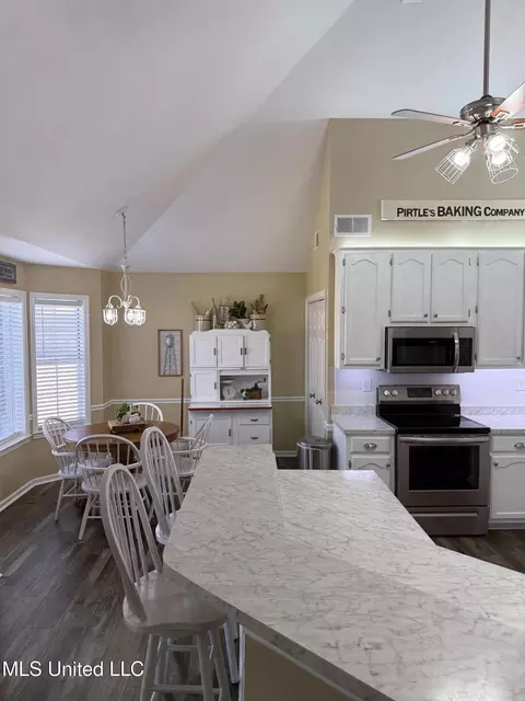 Kitchen - 136 N Parkway St, Hernando, MS 38632 photo 2 of 2