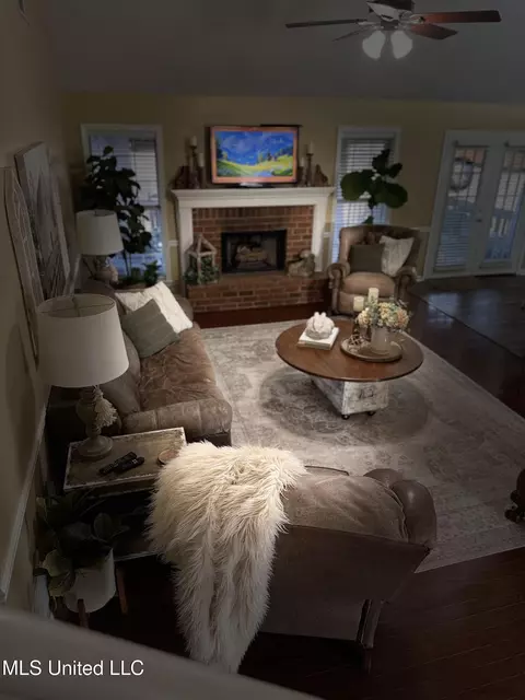 Living - 136 N Parkway St, Hernando, MS 38632 photo 3 of 6