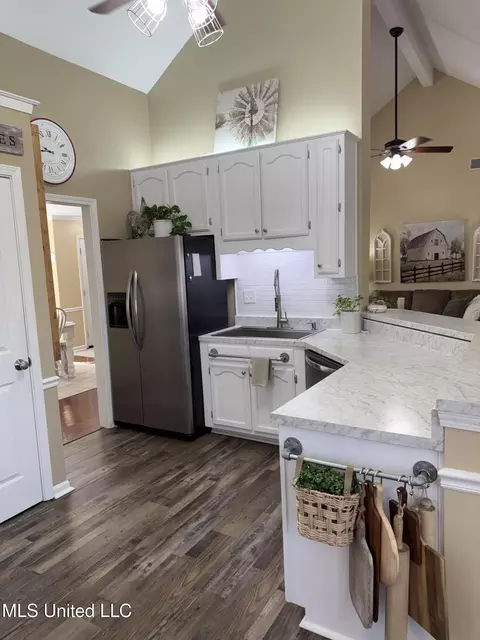 Kitchen - 136 N Parkway St, Hernando, MS 38632 photo 1 of 2