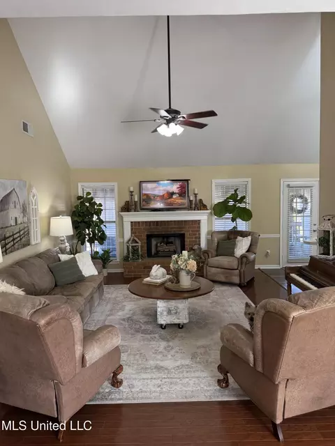 Living - 136 N Parkway St, Hernando, MS 38632 photo 2 of 6