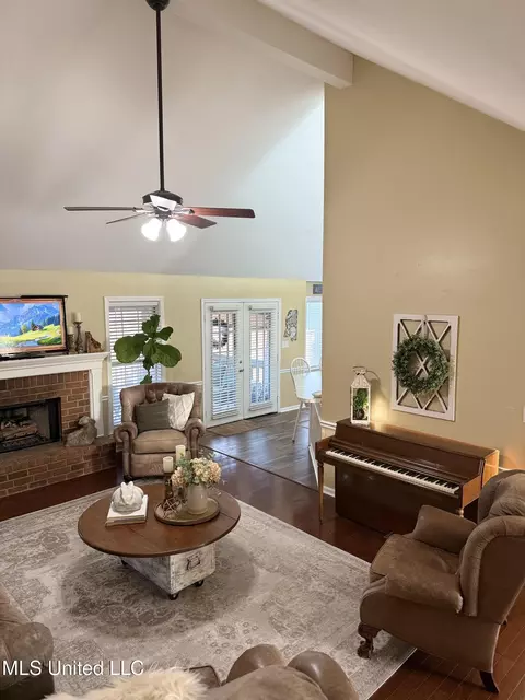 Living - 136 N Parkway St, Hernando, MS 38632 photo 4 of 6